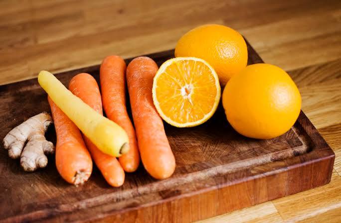 गाजर और संतरा कभी भूलकर भी गाजर और संतरे को मिलाकर नहीं खाना चाहिए. यह बेहद खतरनाक हो सकता है. इन दोनों का डेडली कॉम्बिनेशन हार्ट बर्न और किडनी को डैमेज कर सकता है. इसलिए कभी भी इन दोनों को साथ खाने की गलती न करें.