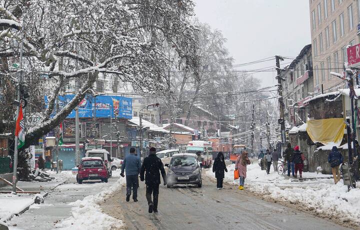 পড়াশোনাতেও ধাক্কা। ভারী তুষারপাতের কারণে কাশ্মীর বিশ্ববিদ্যালয় এবং শ্রীনগর কেন্দ্রীয় বিশ্ববিদ্যালয় সোমবারের সব পরীক্ষা স্থগিত রেখেছে। স্নাতকোত্তর, ইঞ্জিনিয়ারিন এবং অন্য পরীক্ষাও স্থগিত করা হয়েছে।