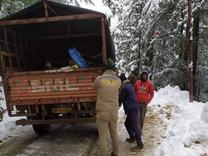 यह तस्वीर राजधानी शिमला के ऊपरी इलाके की है. यहां जरूरी सामान लेकर जा रहे ट्रक को धक्का लगा कर आगे ले जाने की कोशिश की जा रही है. पुलिस के जवान जगह-जगह पर लोगों की मदद कर रहे हैं. (फोटो क्रेडिट- अंकुश डोभाल)