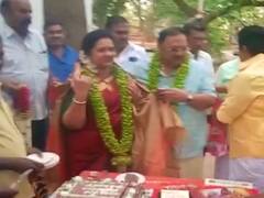 ஆதரவாளர்களுடன் கேக் வெட்டி பிறந்தநாளை உற்சாகமாக கொண்டாடிய மு.க.அழகிரி