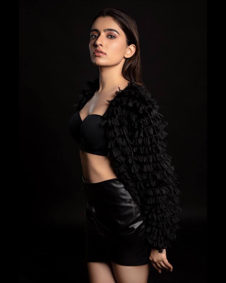 తెలుగులో పెద్దగా అవకాశాలు లేకపోవడంతో ఇతర భాషల్లో అదృష్టం పరీక్షించుకుంటోంది