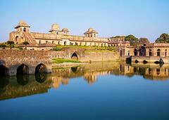 Valentine's Day 2023: इंदौर की इन जगहों पर अपने पार्टनर के साथ बिताएं प्यार भरा वक्त, कम खर्च में ज्यादा रोमांटिक होगा वैलेंटाइन डे