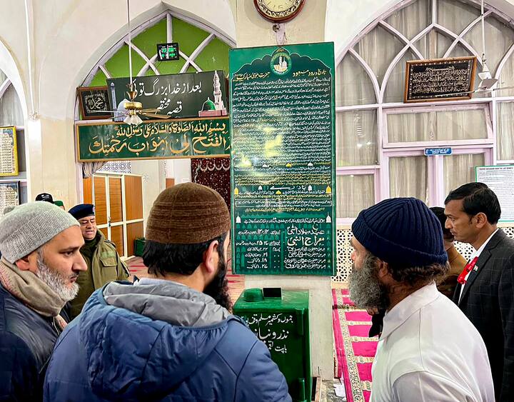 बाद में वे यहां के प्रसिद्ध डल झील के पास स्थित हजरतबल दरगाह पहुंचे. ऐसी मान्यता है यहां पैगंबर मोहम्मद के अवशेष हैं जिसके कारण घाटी के मुस्लिम समुदाय की इससे गहरी आस्था जुड़ी है. (फोटो क्रेडिट- पीटीआई)