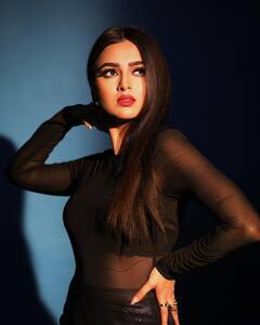 Tejasswi Prakash Photo: तेजस्वी प्रकाश का ब्लैक शिमरी ड्रेस में बोल्ड अंदाज, पार्टनर के साथ डेट पर जाने के लिए है परफेक्ट
