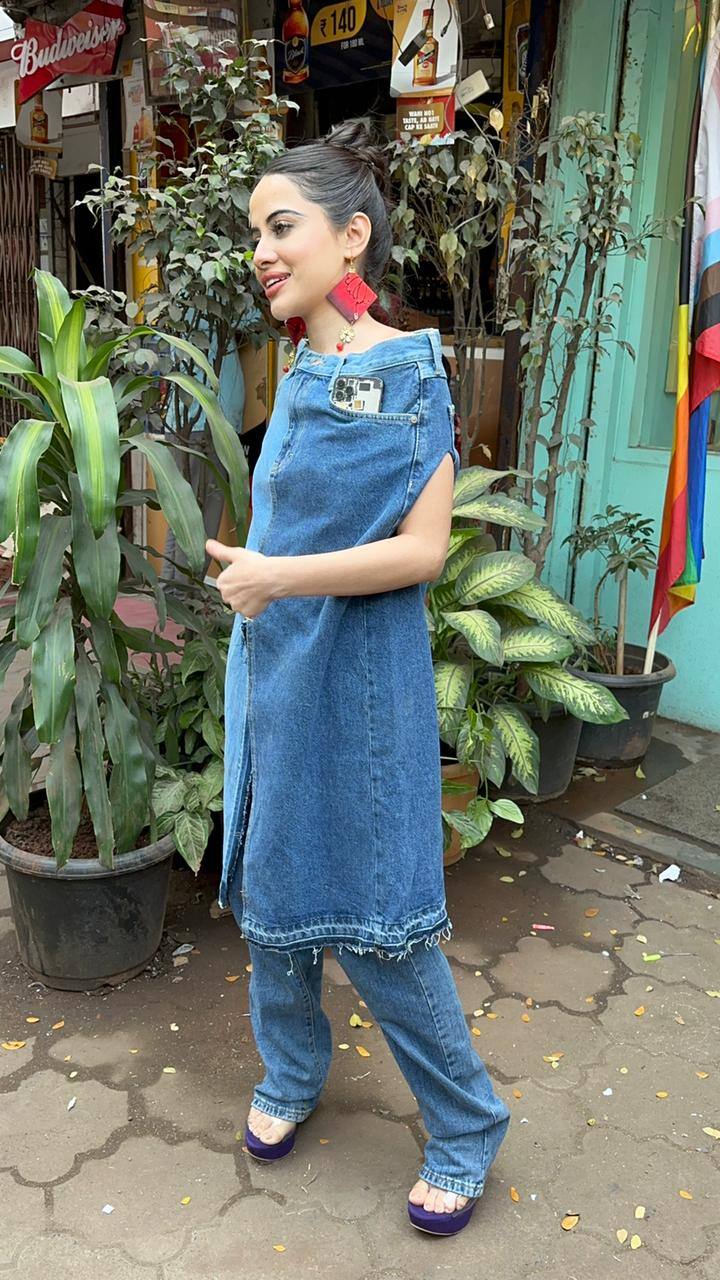 তাঁর পোশাকের অভিনবত্বই হামেশাই তাঁকে নিয়ে আসে খবরের শিরোনামে। সবকিছু দিয়েই নাকি পোশাক বানানোর ক্ষমতা রাখেন তিনি!