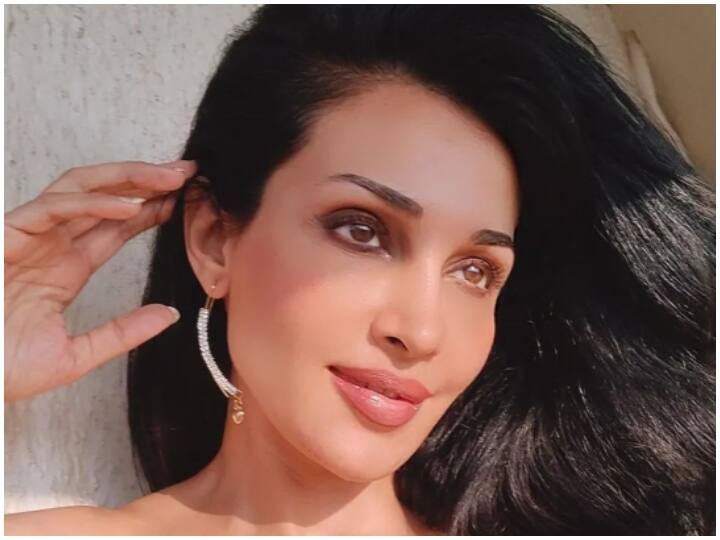 फ्लोरा ने वीडियो के कैप्शन में लिखा, 'जिंदगी को सिर्फ आगे बढ़कर ही जिया जा सकता है और आपको अपनी जिंदगी के बड़े आशीर्वाद बड़े सबक के बाद ही मिलते हैं. आपको बस उम्मीद करते रहना चाहिए. जिंदगी में होने वाले मैजिक पर विश्वास करना कभी बंद न करें. यूनिवर्स को सरप्राइज करने दें. मैं आज भी परियों की कहानियों में यकीन रखती हूं.'