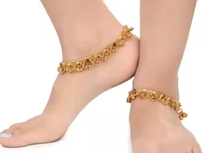 Gold Anklet:  સોલાહ શ્રૃંગારનો એક મહત્વનો ભાગ, પગની પાયલ માત્ર મહિલાઓની સુંદરતા જ નથી વધારતી પણ તેમને સ્વાસ્થ્ય લાભ પણ આપે છે. પરંતુ સોનાની પાયલ ક્યારેય પગમાં ન પહેરવી જોઈએ, ચાલો જાણીએ શા માટે.
