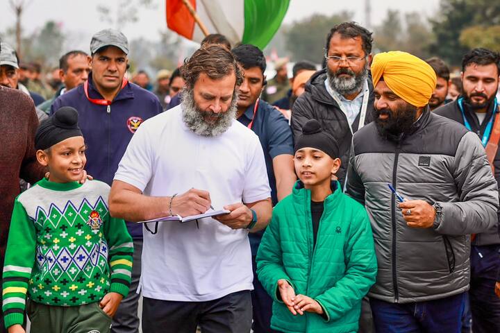 राहुल यांच्या यात्रेत अगदी गोरगरीब माणसापासून ते रघुराम राजन यांच्यासारखे अर्थतज्ज्ञही पायी चालले.