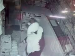 साड़ी पहनकर दुकान से पार कर दिया लाखों का सामान, महिला या पुरुष घंटों कंफ्यूज्ड रही पुलिस फिर....