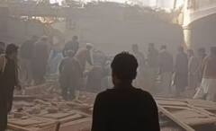 Peshawar Blast: সামনের সারিতে বসে নমাজপাঠ আত্মঘাতী জঙ্গির! লাশের সারি পেশোয়ারের রাস্তায়