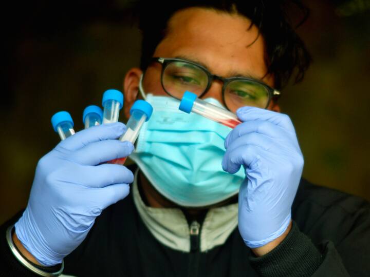 H3N2 Virus : सावधान! मास्क, लस आणि सॅनिटायझेशन; H3N2 पासून बचावासाठी वापरा ही त्रिसूत्री h3n2 influenza virus take vaccine wear mask and avoid crowded places says dr randeep guleria H3N2 Virus : सावधान! मास्क, लस आणि सॅनिटायझेशन; H3N2 पासून बचावासाठी वापरा ही त्रिसूत्री