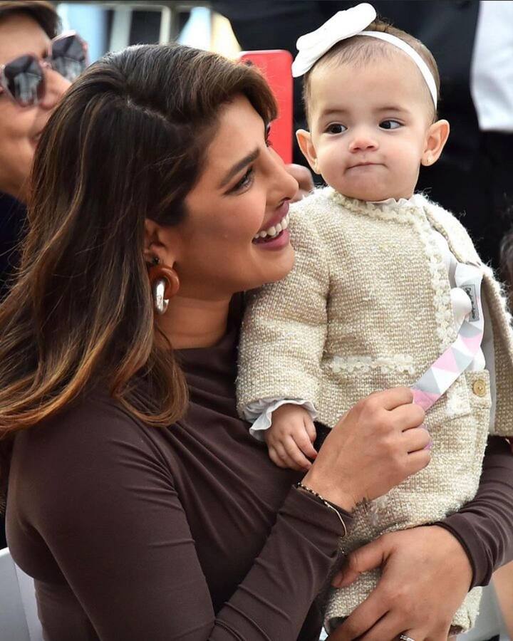 प्रियंका चोपड़ा और मालती मैरी चोपड़ा की ये फोटो निक जोनस के हॉलीवुड वॉक ऑफ फेम स्टार इवेंट की हैं.