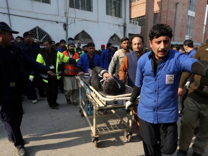 Pakistan Mosque Blast Death Toll Mounts over 70 And 150 People Wounded in Peshawar Police Lines Area Pakistan Blast: पेशावर विस्फोट में मरने वालों की संख्या 72 हुई, मस्जिद के मलबों में शवों की तलाश अब भी जारी
