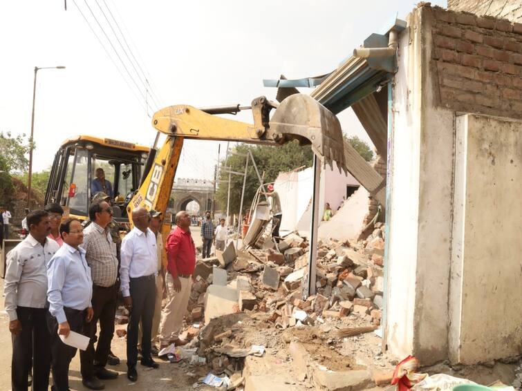 maharashtra News Aurangabad News Aurangabad Municipal Corporation again removed 30 encroachments today औरंगाबाद महानगरपालिकेचा कारवाईचा धडाका सुरूच; आज पुन्हा 30 अनधिकृत बांधकामे पाडली