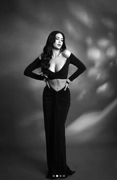 Esha Gupta: ਬਲੈਕ ਆਊਟਫਿਟ ਵਿੱਚ ਤਬਾਹੀ ਮਚਾ ਰਹੀ ਈਸ਼ਾ ਗੁਪਤਾ, ਕੈਮਰੇ ਵਿੱਚ ਕੈਦ ਹੋਇਆ ਡੀਪਨੇਕ ਲੁੱਕ