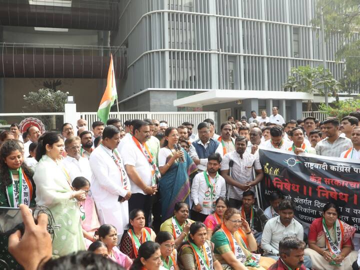 Maharashtra NCP MP Supriya Sule protests Pune District Collector office senior citizens and disabled people Maharashtra Politics: NCP सांसद सुप्रिया सुले ने पुणे कलेक्टर कार्यालय के बाहर किया विरोध-प्रदर्शन, लगाए ये गंभीर आरोप
