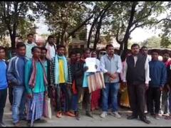 सरगुजा में वन विभाग के खिलाफ एकजुट हुए मजदूर, कलेक्टर को अर्जी देकर लगाया ये बड़ा आरोप