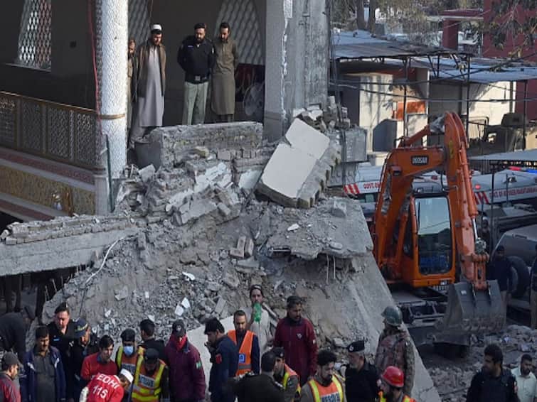 Pakistan mosque blast 100 confirmed dead in marathon search of rubble Pakistan Blast : पाकिस्तानमध्ये मशिदीत बॉम्बस्फोट,100 जणांचा मृत्यू