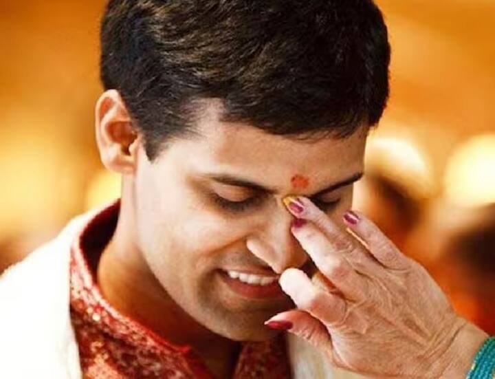 જયા એકાદશીએ પીળા ચંદનમાં કેસર અને ગુલાબજળ મિક્સ કરીને ભગવાન વિષ્ણુને તિલક કરો. આ પછી તમારા કપાળ પર ટીકા લગાવો. એવું કહેવાય છે કે કેસરનું તિલક લગાવીને શુભ કાર્ય કરવાથી તેમાં સફળતા મળે છે.