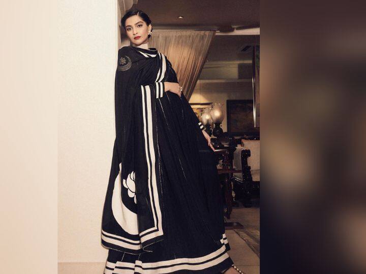 Sonam Kapoor Dresses: बॉलीवुड एक्ट्रेस सोनम कपूर अपने हर एक स्टाइल से लोगों को दीवाना बना लेती हैं. हाल ही में अभिनेत्री ने ब्लैक अनारकली सूट में अपनी लेटेस्ट तस्वीरें शेयर की है.