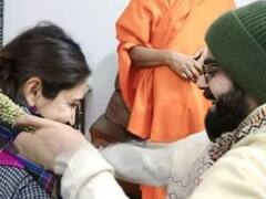 In Pics : विराट पत्नी अनुष्कासोबत देवदर्शनाला, ऋषीकेशच्या मंदिरात साधू-संतांचा घेतला आशिर्वाद