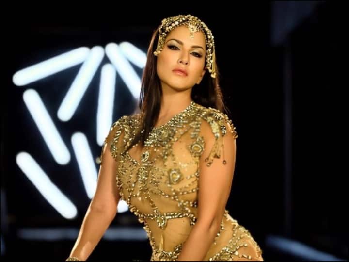Sunny Leone Gets Injured: शूटिंग के दौरान घायल हुईं सनी लियोन, एक्ट्रेस को संभालती दिखी टीम, सामने आया वीडियो Sunny Leone gets injured while working on a movie set shares a video Sunny Leone Gets Injured: शूटिंग के दौरान घायल हुईं सनी लियोन, एक्ट्रेस को संभालती दिखी टीम, सामने आया वीडियो