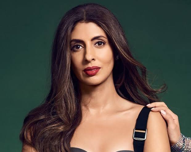 अमिताभ बच्चन की बेटी श्वेता बच्चन (Shweta Bachchan) ने एक्टिंग से दूरी ही बना कर रखी है. बता दें कि उन्होंने अपनी पढ़ाई स्विजरलैंड से की और इसके बाद में वह अमेरिका चली गई जहां के बोस्टन यूनिवर्सिटी से उन्होंने ग्रेजुएशन की. (Photo- Instagram)