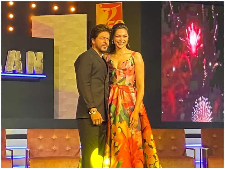 Shah Rukh Khan ने Deepika Padukone के लिए भरी महफिल में गाया रोमांटिक गाना, कहा- 'आंखों में तेरी अजब सी अदाए हैं'