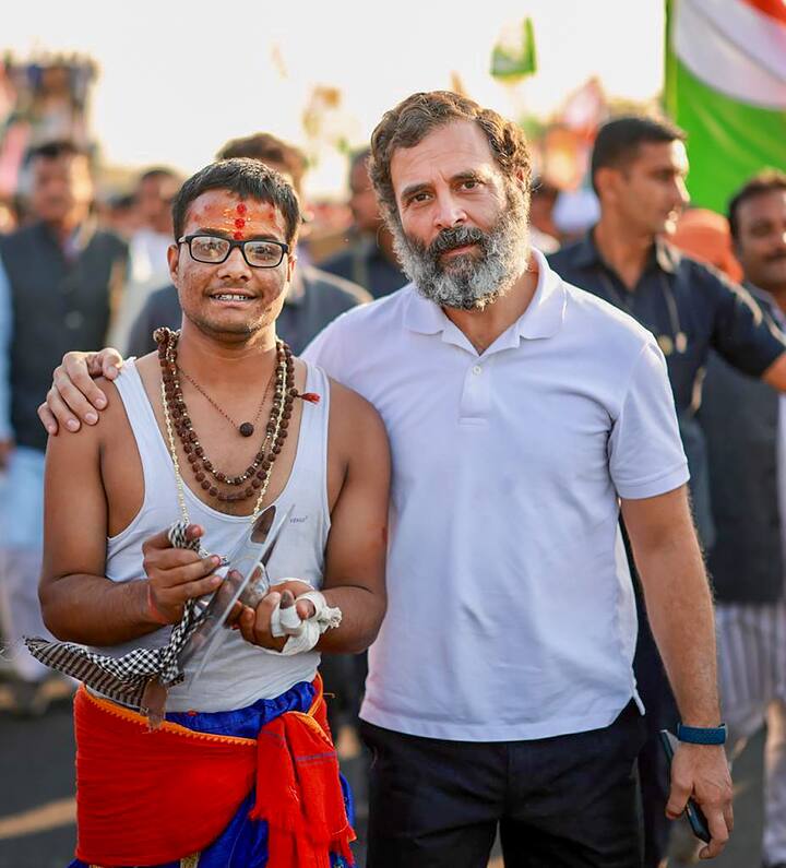 व्हाईट शर्ट आणि क्रीम कलरची ट्राऊझर हा पेहरावही बदलला नाही.