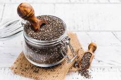 Chia Seeds: चिया सीड्स वजन कमी करण्यासाठी गुणकारी, दुधासोबत सेवन योग्य की पाण्यासोबत?