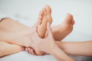 Foot Massage: दररोज पायांची मालिश करण्याचे अनेक फायदे; मेंदू आणि हृदयासाठीही लाभदायक
