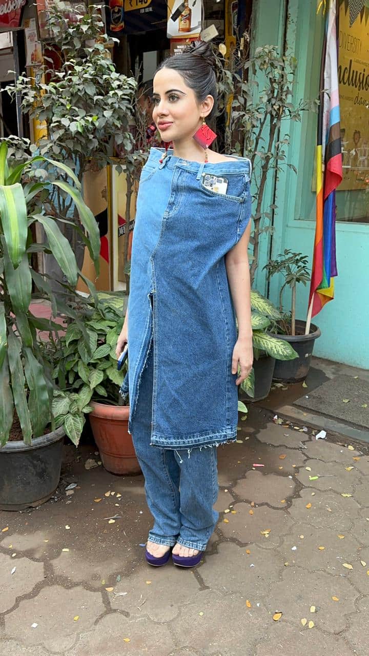 उर्फी एक बार फिर अपने लुक को लेकर काफी ट्रोल हो रही हैं. हालांकि, उनको देखकर लगता है कि उन्हेें ट्रोलिंग से कुछ खास फर्क पड़ता नहीं है.