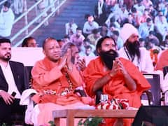 बाबा रामदेव ने जमकर की सीएम योगी की तारीफ, जलगांव में एक मंच पर नजर आए दोनों दिग्गज