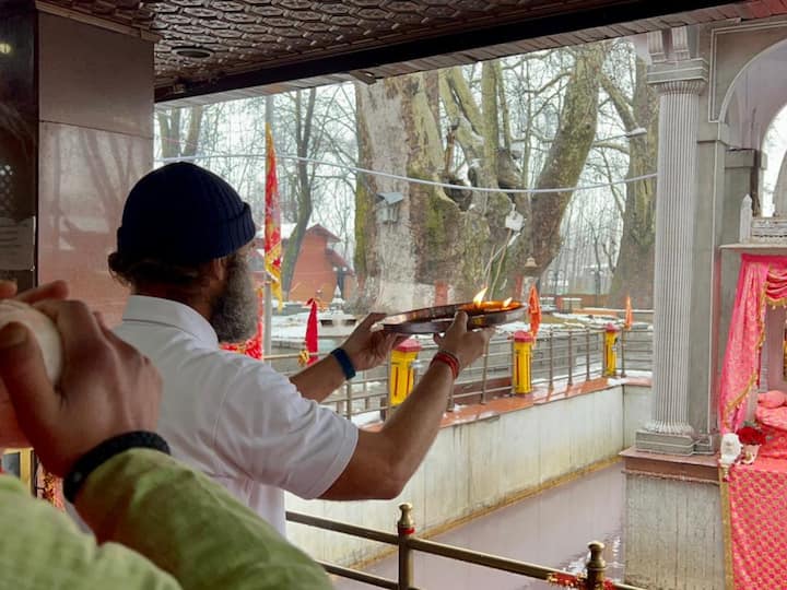 Rahul Gandhi also performed 'Arti' of Goddess Bhawani at the temple. Gandhi siblings reached the temple located in Tullamulla area of ​​Central Kashmir district, 28 km from Srinagar on Tuesday. (Image Source: Twitter | @INCIndia)
