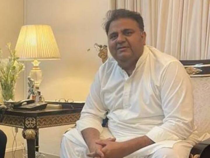 Pakistan opposition leader Fawad Chaudhry sent on 14 day judicial remand इमरान खान के करीबी नेता फवाद चौधरी को 14 दिन की न्यायिक हिरासत में भेजा गया, हिंसा भड़काने का मामला