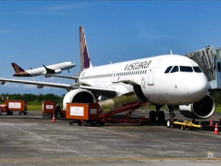 woman abuses and beats crew walks semi nude in air vistara abu dhabi to mumbai flight चेहरे पर मुक्का मारा-थूका, क्रू मेंबर्स से मारपीट के बाद उतारे कपड़े! अबू-धाबी-मुंबई फ्लाइट में हाईवोल्टेज ड्रामा
