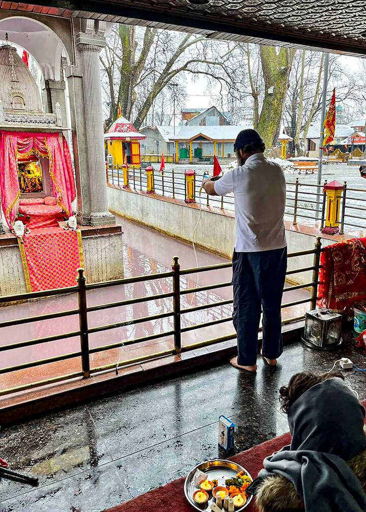 अधिकारियों ने बताया कि इस दौरान कांग्रेस के अन्य नेता भी उनके साथ थे. उन्होंने श्रीनगर से 28 किलोमीटर दूर स्थित मंदिर में दर्शन किए. इस मंदिर की कश्मीर पंडितों में काफी मान्यता है, जिनका मानना है कि मंदिर के नीचे मौजूद कुंड के पानी का रंग घाटी में मौजूदा स्थिति का संकेत देता है. (फोटो क्रेडिट- पीटीआई)