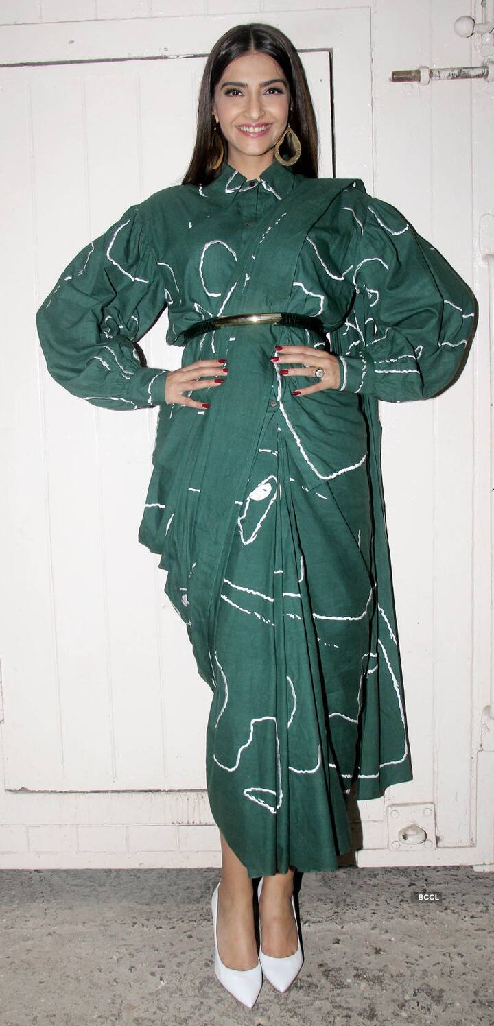 फैशन डीवा कही जाने वाली सोनम कपूर (Sonam Kapoor) आए दिन अपने फैशन को लेकर काफी चर्चा में बनी रहती हैं. लेकिन एक बार एक्ट्रेस ने ग्रीन कलर की साड़ी पहनी जो कि लंच में काफी ऊंची नजर आ रही थी. जिसे लेकर एक्ट्रेस को पूरे सोशल मीडिया पर ट्रोल कर दिया गया. (Photo- Instagram)