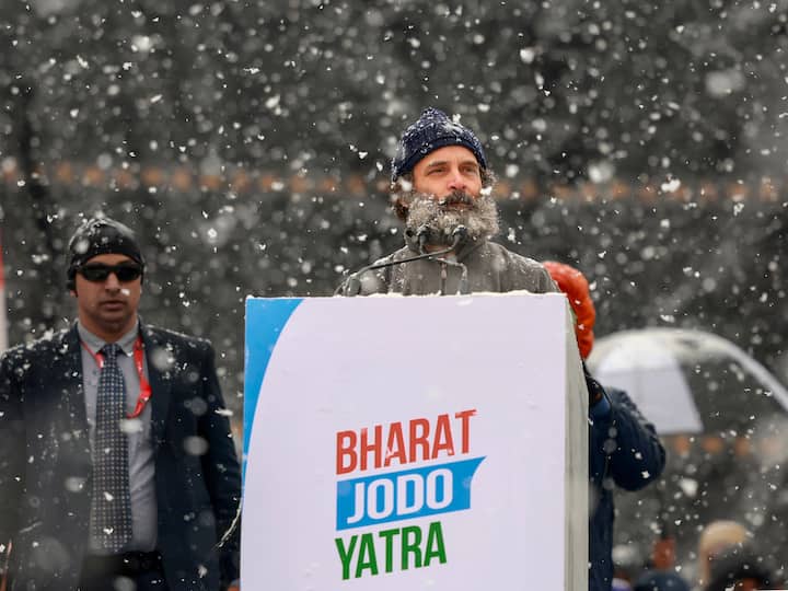 30 जनवरी को राहुल गांधी के भारत जोड़ो यात्रा का अंतिम दिन था. श्रीनगर में बर्फ बारी के बीच उनकी यह यात्रा समाप्त हुई. कांग्रेस नेता राहुल गांधी और प्रियंका गांधी वाद्रा ने भारत जोड़ो यात्रा संपन्न होने के एक दिन बाद जम्मू कश्मीर के गांदेरबल जिले में मंगलवार को दो प्रमुख तीर्थस्थलों खीर भवानी मंदिर और हजरतबल दरगाह में दर्शन किए. (फोटो क्रेडिट- पीटीआई)