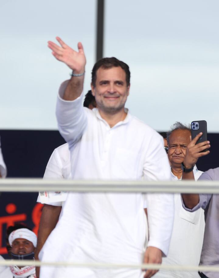 Bharat Jodo Yatra : सात सप्टेंबर 2022 रोजी कन्याकुमारीतून सुरु झालेली भारत जोडो यात्रा 135 दिवसानंतर 30 जानेवारी 2023 रोजी थांबली आहे. कन्याकुमारी ते जम्मू काश्मीर यादरम्यान राहुल गांधी यांच्या लूकमध्ये बदल झाला... त्याची चर्चा सध्या सोशल मीडियावर सुरु आहे.