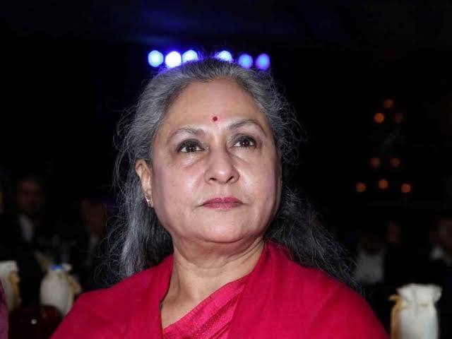 हर किरदार में खुद को ढाल लेने वाली जया बच्चन (Jaya Bachchan) ने भोपाल के सेंट जोसेफ कॉन्वेंट स्कूल से पढ़ाई की और उसके बाद में उन्होंने पुणे से FTII से एक्टिंग में ग्रेजुएशन भी कर ली. (Photo- Instagram)