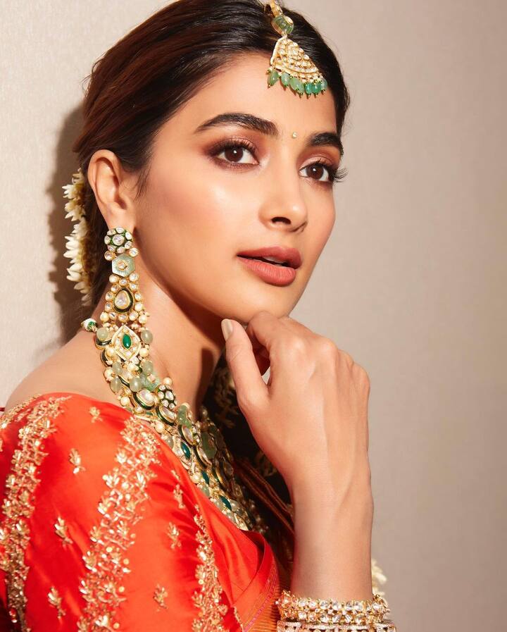 હાલમાં એક્ટ્રેસ તેના સાડી લૂકને લઈને ચર્ચામાં છે. સિલ્કની સાડીમાં પૂજા હેગડે ખૂબ જ ગ્લેમરસ લાગી રહી છે.