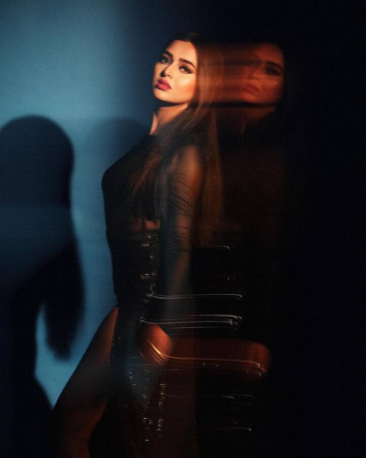 तेजस्वी प्रकाश का दिलकश अंदाज फैंस का दिल लूट रहा है. ब्लैक शिमरी ड्रेस में तेजस्वी का हुस्न देखने लायक है.