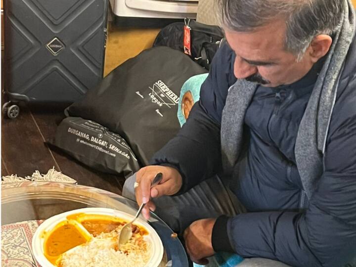 Himachal Pradesh CM Sukhvinder Singh Sukhu ate Chawal Dal and Rajma Viral Picture ann Himachal Pradesh: CM सुक्खू का एक बार फिर दिखा सादगी भरा अंदाज, सादा भोजन करते तस्वीर वायरल