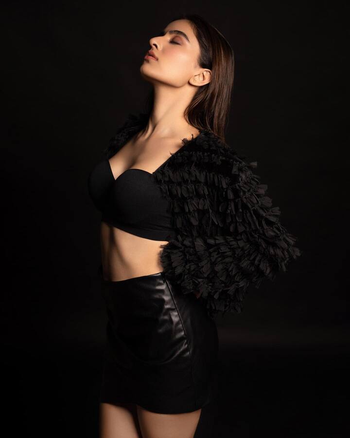 నాని 'కృష్ణార్జున యుద్ధం' సినిమాతో టాలీవుడ్ ప్రేక్షకులకు చేరువైన రుక్సర్ థిల్లాన్..'ABCD', ‘అశోక వనంలో అర్జున కళ్యాణం’ లో నటనకు మంచి మార్కులందుకుంది.