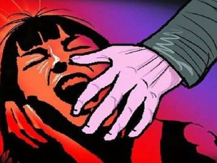 Delhi-NCR Crime Greater Noida man raped weapon viral vulgur video Beta-2 police investigation Delhi-NCR Crime: ग्रेटर नोएडा में हथियार के दम पर रेप, अश्लील वीडियो बनाकर किया वायरल, जांच में जुटी पुलिस