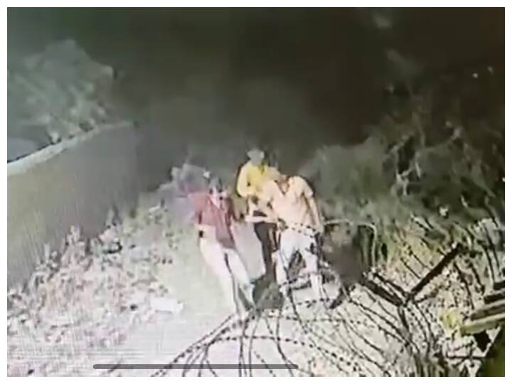 Maharashtra Crime: पनवेल में लिफ्ट देने के बहाने 20 साल की युवती से किया बलात्कार, एक आरोपी गिरफ्तार तो दूसरा फरार Maharashtra Crime Rape of 20 year girl over offering lift in Auto rickshaw in Panvel one accused arrested other absconding ANN Maharashtra Crime: पनवेल में लिफ्ट देने के बहाने 20 साल की युवती से किया बलात्कार, एक आरोपी गिरफ्तार तो दूसरा फरार