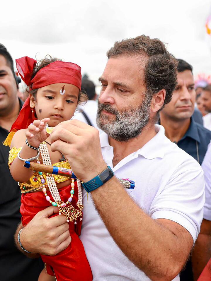 कन्याकुमारीतून सुरु झालेल्या भारत जोडोयात्रेच्या प्रवासात राहुल गांधी गोरगरीब लोक, व्यापारी, शेतकरी, मजूर, तरुण मुलं, नोकरदार, वकील, डॉक्टर्स, इंजिनियर्स अशा प्रत्येक वर्गातील लोकांना भेटले.