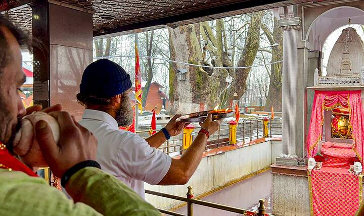 कुंड के पानी के अधिकतर रंग का कोई विशेष महत्व नहीं होता है, लेकिन पानी का रंग काला या गहरा हो जाना कश्मीर के लिए बुरे समय का संकेत माना जाता है. (फोटो क्रेडिट- पीटीआई)