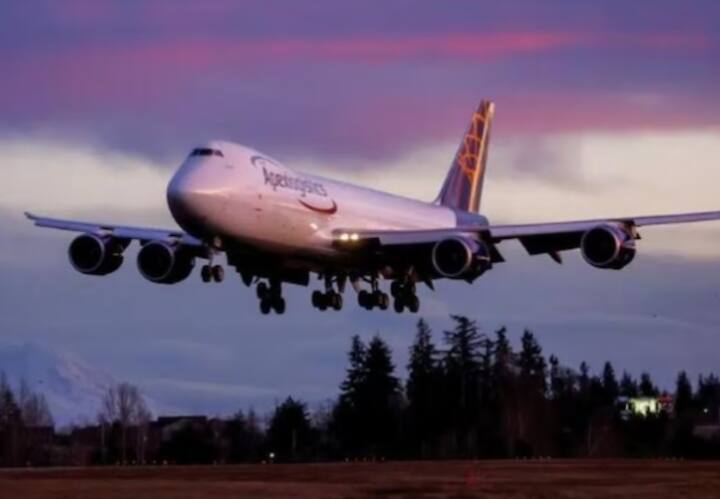 Boeing bids farewell to an icon delivers last 747 jumbo jet Boeing-747: अलविदा कहने जा रही है आसमान की रानी, जानें इस विमान में क्या था खास